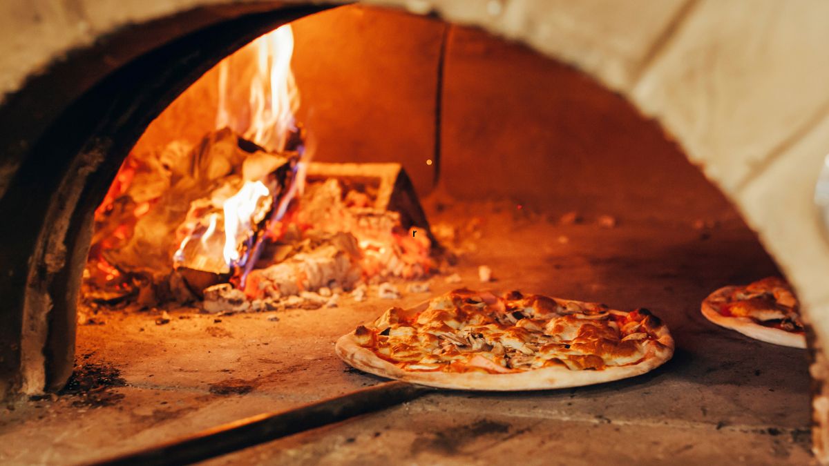 Il forno a legna che regala il sapore autentico della pizza | RistoPizzeria LUNA BLU Parma | Forno a Legna Musica Parcheggio Wifi Cucina Casalinga e per Bambini Dehors