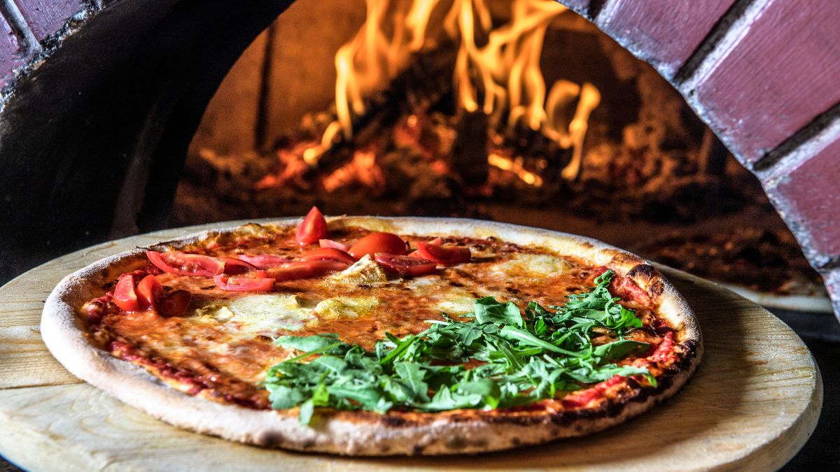 Pizze campane al Ristorante Luna Blu: un assaggio della tradizione napoletana a Parma Il Luogo Perfetto per Cene Compleanni e Momenti Conviviali | Forno a Legna Musica Parcheggio Wifi Cucina Casalinga Dehors