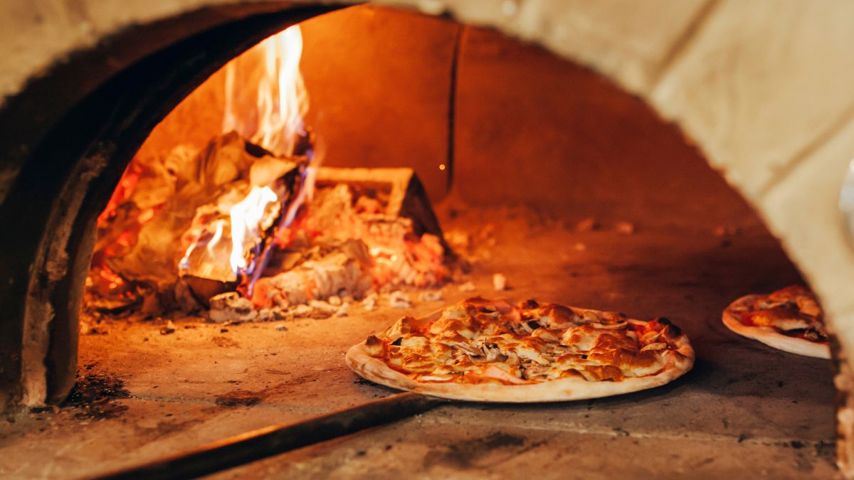 Le Pizze Campane del Luna Blu: Tradizione e Gusto nel Cuore di Parma | Ristorante Pizzeria Luna Blu Piatti Campani e Locali Forno a Legna Musica Parcheggio Wifi Cucina Casalinga Dehors